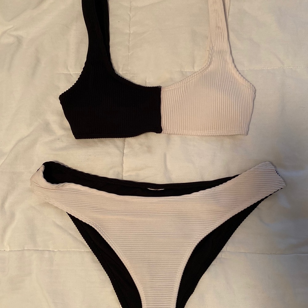 Forever 21 Black & White bikini 🖤